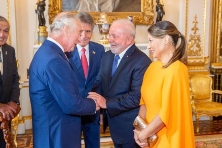 O presidente Lula (PT) cumprimenta o rei Charles 3� ao lado da primeira-dama Janja da Silva no Pal�cio de Buckingham, em Londres