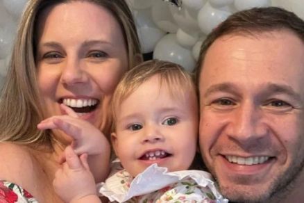 Thiago Leifert com sua esposa e a filha, Lua