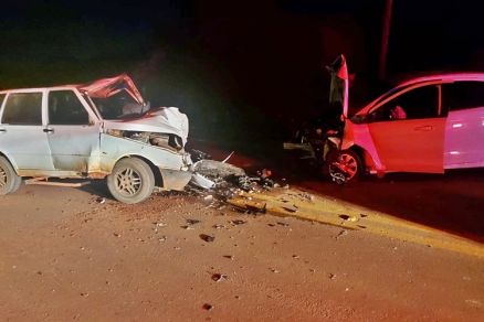 A vtima conduzia o Fiat Uno quando colidiu com um Ford KA; veculos ficaram com a parte frontal destruda