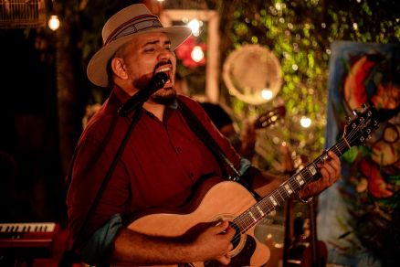 Msico recebe convidados como Pescuma, Lorena Ly e Guapo para celebrar rasqueado panteneiro, ritmo nico do Estado 