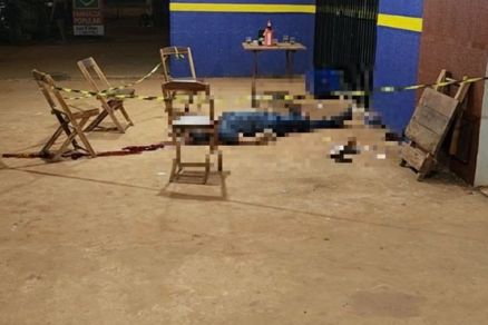 V�tima ficou ca�da ao lado de mesa em que bebia com amigos 