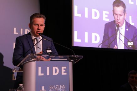 O governador Mauro Mendes, durante palestra em Nova York