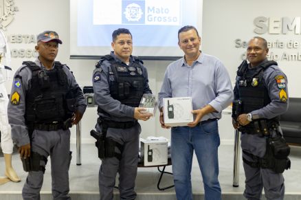 Secretrio executivo Alex Marega entrega equipamentos para Polcia Militar