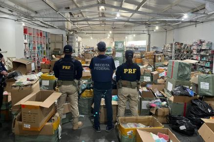 Agentes com material fiscalizado em empresas de eletrnicos