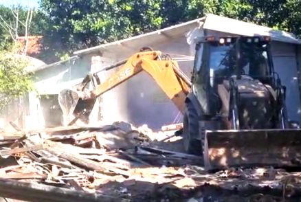 Casa sendo destruda por maquinrio aps deciso a favor de Furnas