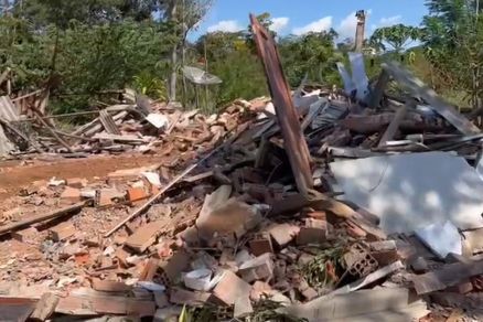 Uma das casas destrudas nesta quarta-feira, na localidade