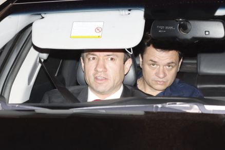 Eumar Novacki e Anderson Torres, na sada da priso (Foto: Pedro Ladeira/ Folha de SP)