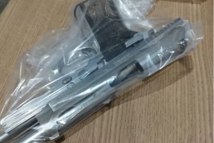 A pistola PT 92 AFS-D encontrada com o suspeito morto neste sbado