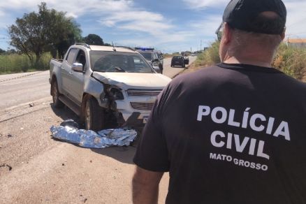 Com o impacto, a vtima foi parar no pneu frontal da caminhonete