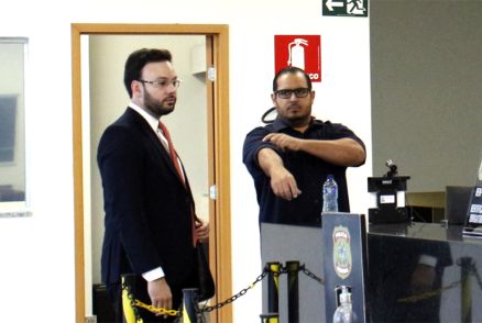 O advogado Vincius Segato e Douglas Castro, na sede da Polcia Federal