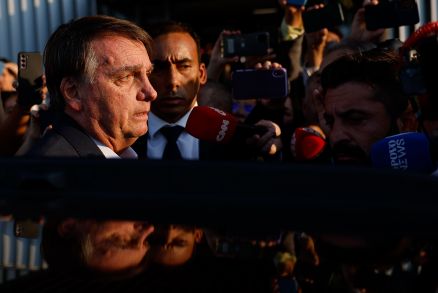 O ex-presidente Bolsonaro, que deu entrevista  imprensa ao sair do Senado