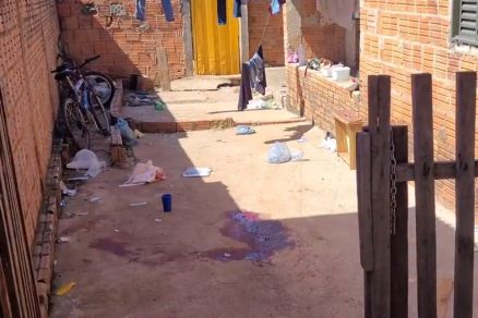 Quintal da v�tima ficou todo ensanguentado ap�s os golpes de faca 