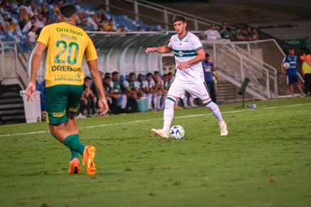 O jogador Rikelme, do Cuiab, marca o adversrio do Coritiba