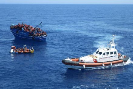 Socorristas da ONG Mdicos sem Fronteiras resgatam migrantes na costa da Siclia, na Itlia