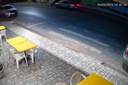 Momento em que Kelvin Tavares da Cruz  atingido pelo carro 