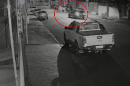 C�mera filmou o momento em que a dupla � atropelada