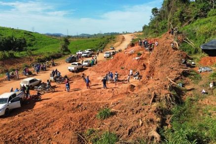 Local invadido por mais de 200 pessoas atrs de ouro 