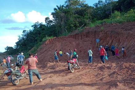 Moradores escavam local de obra com as mos