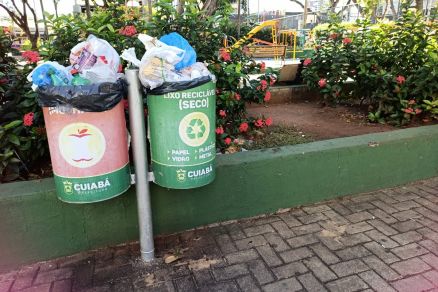 Lixeiras na Praa Popular transbordando; paralisao interrompeu coleta 