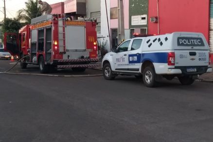 Corpo de Bombeiros e Politec em frente ao prdio atingido pelo incndio