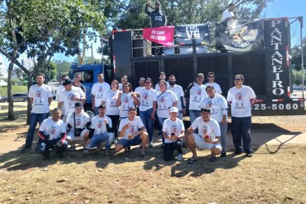 Familiares e amigos de Kelvin com camiseta pedindo justia por ele 