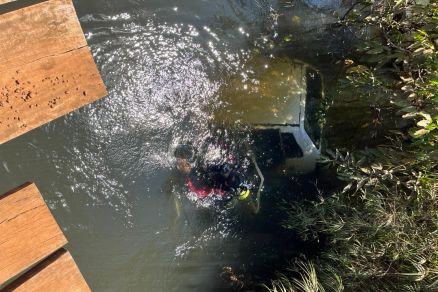 O veculo ficou submerso aps cair no crrego