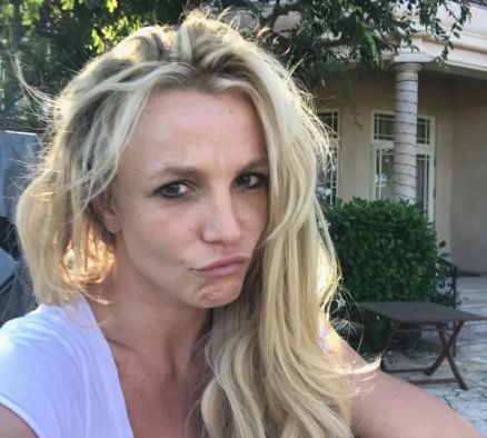 Britney Spears � advertida por autoridades ao desembarcar em Los Angeles