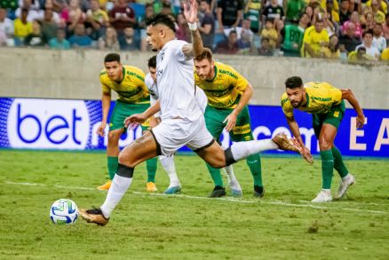 Jogadores do Cuiab observam Tiquinho Soares bater o pnalti