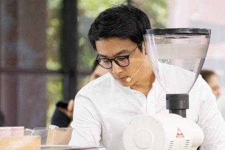 O barista brasileiro Boram Um preparando caf�