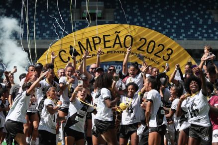 Jogadores comemoram ttulo histrico na Arena Pantanal