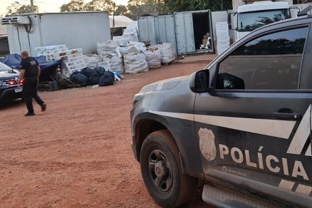 Viatura da Polcia Civil em um dos locais onde houve cumprimento de mandado