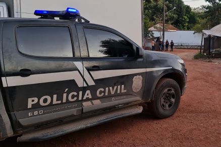 Viatura da Polcia Civil em um dos endereos investigados