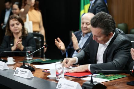 Governador Mauro Mendes firma parceria com Reino Unido e Alemanha para segunda fase do programa REM