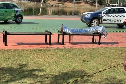 O corpo da mulher e uma viatura da Polcia Militar