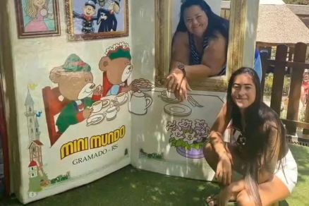 Vanessa Batista ao lado da me durante viagem