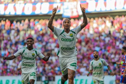 Deyverson comemora gol da vitria do Dourado sobre o Fortaleza