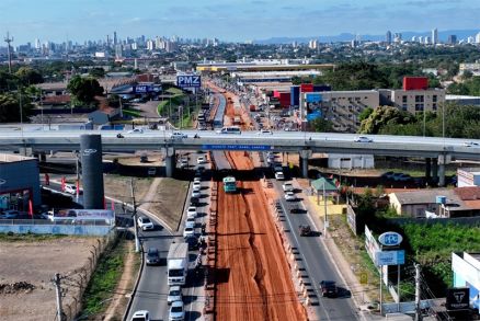 As obras do BRT esto em andamento na Avenida da FEB