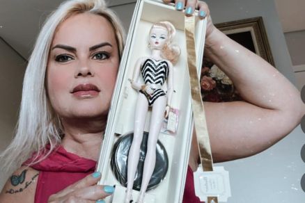 Antonia segurando primeira edi��o da boneca Barbie 