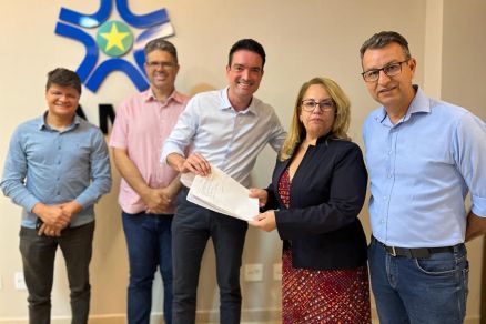 O prefeito de Primavera do Leste, Leonardo Bortolin, acompanhado de um grupo de colegas