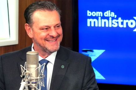 O ministro Carlos Fvaro, que foi ignorado por deputados federais e senadores