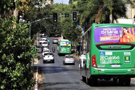 Veculos passando por avenida em Cuiab 