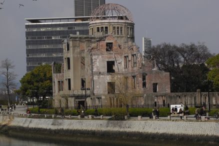 Runas do prdio de Promoo Industrial de Hiroshima, nico prdio da regio que sobreviveu  bomba atmica lanada pelos Estados Unidos durante a Segunda Guerra Mundial. O espao faz parte do Memorial da Paz de Hiroshima, Japo