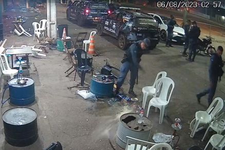 Momento em que PM quebra narguils e garrafas de bebidas em Tabacaria