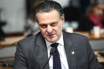 O ministro Carlos Fvaro que segundo site, direcionou verbas para beneficiar empresrio