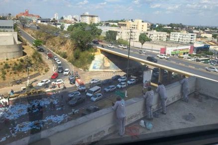 Cabine de caminho ficou destruda do lado do motorista 