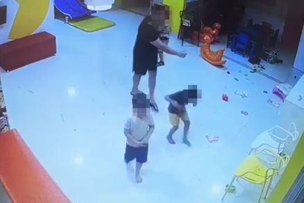 Vtima estava de costas, brincando, quando foi agredida pelo homem