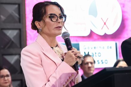 A primeira-dama Virginia Mendes, que visita aldeia nesta segunda