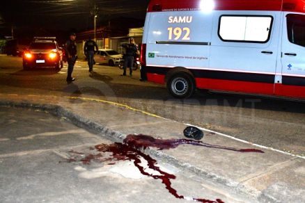 Viatura do Samu ao lado das marcas de sangue deixadas pelo crime