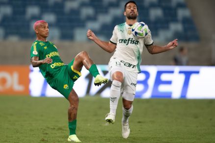 O atacante Deyverson, do Cuiab, disputa a bola com Luan, do Palmeiras
