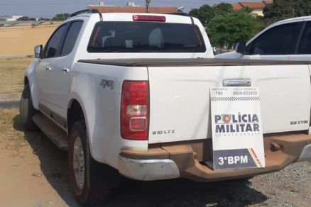 Ve�culo roubado por dupla e abandonado com v�tima dentro 